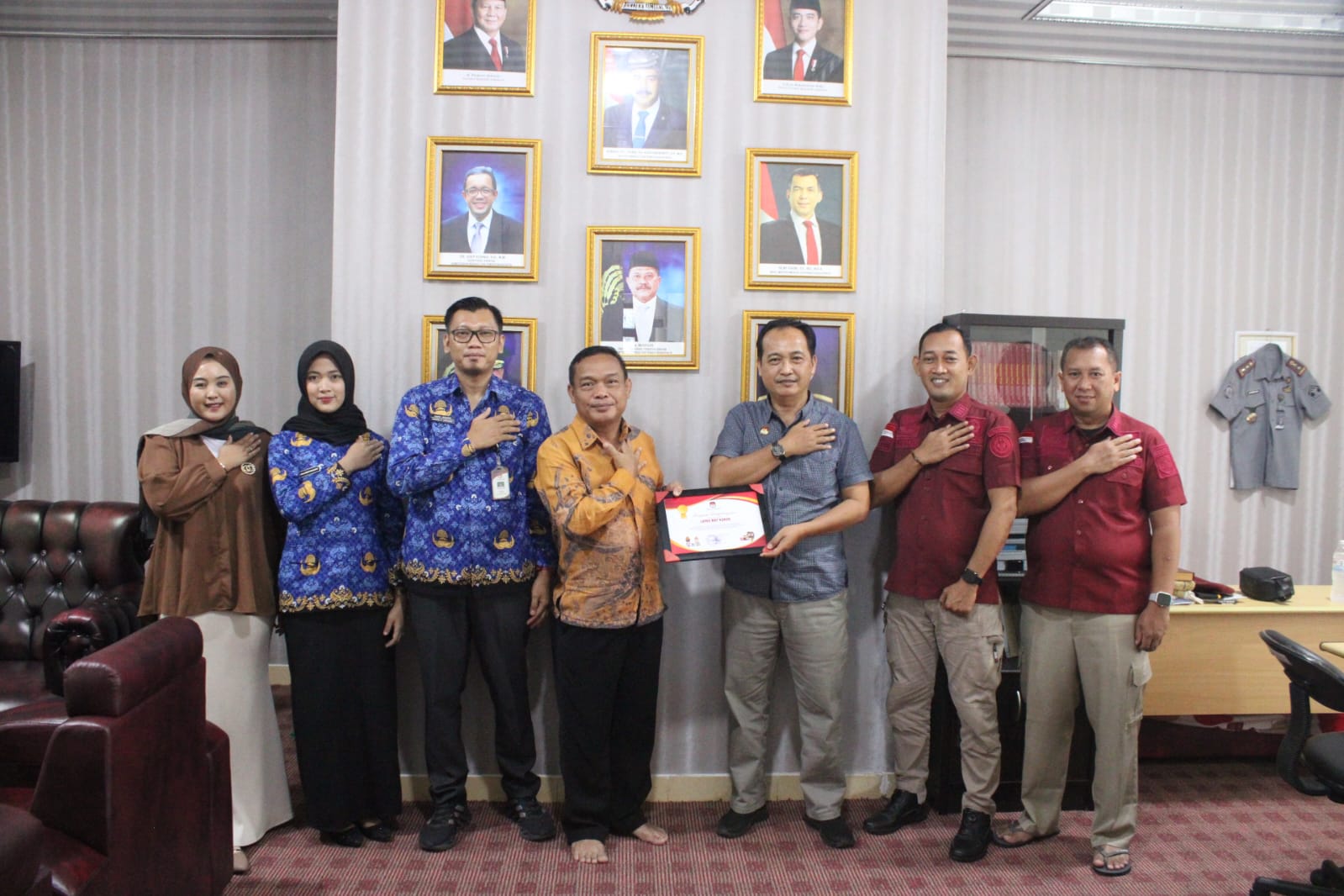 penyerahan sertifikat ke lapas kelas IIB way kanan dalam kontribusi pilkada 2024